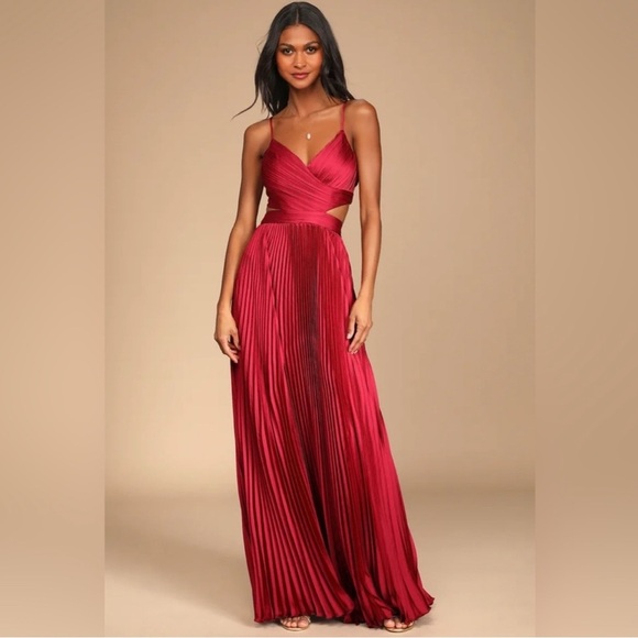 NWOT Lulu's cherry red side cut out pleated Maxi gown - Picture 4 of 12